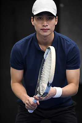 포토 JPG 주간 응시 남자 스포츠 레저 건강 한명 서기 상반신 성인 야외 앞모습 30대 운동 한국인 테니스 라켓 테니스장 성인남자한명만 국내포토 자연요소 1 시선 스포츠용품 뷰포인트 스포츠시설 모션 사람 동양인 장년 구기 남자한명만 성인남자만 파일형식