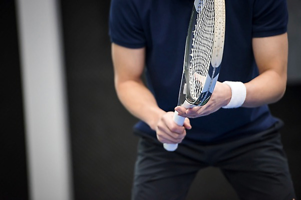 포토 JPG 주간 남자 스포츠 레저 건강 한명 서기 근접촬영 상반신 성인 야외 앞모습 30대 운동 한국인 테니스 라켓 테니스장 성인남자한명만 국내포토 자연요소 1 스포츠용품 뷰포인트 스포츠시설 모션 사람 동양인 장년 구기 남자한명만 성인남자만 파일형식