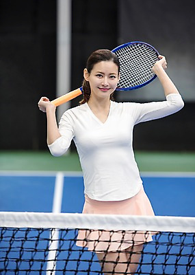 포토 JPG 주간 여자 스포츠 레저 건강 한명 들기 상반신 성인 야외 앞모습 30대 운동 한국인 테니스 잡기 라켓 네트 테니스장 성인여자한명만 국내포토 자연요소 1 스포츠용품 뷰포인트 스포츠시설 모션 사람 동양인 장년 구기 여자한명만 성인여자만 파일형식