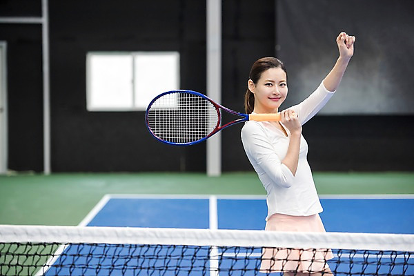 포토 JPG 주간 여자 스포츠 레저 건강 한명 들기 상반신 성인 야외 옆모습 30대 운동 손들기 한국인 테니스 라켓 네트 테니스장 성인여자한명만 국내포토 자연요소 1 스포츠용품 뷰포인트 스포츠시설 모션 사람 동양인 장년 구기 여자한명만 성인여자만 파일형식