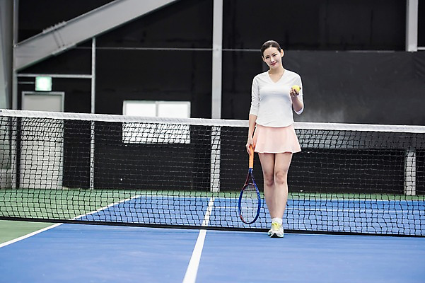 포토 JPG 주간 전신 여자 스포츠 레저 건강 한명 서기 성인 야외 앞모습 30대 운동 한국인 테니스 라켓 네트 테니스장 테니스공 성인여자한명만 국내포토 자연요소 1 스포츠용품 뷰포인트 공 스포츠시설 모션 사람 동양인 장년 구기 테니스용품 여자한명만 성인여자만 파일형식