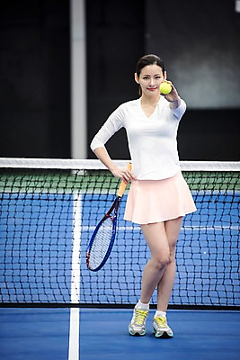 포토 JPG 주간 전신 여자 스포츠 레저 건강 한명 서기 성인 야외 앞모습 30대 운동 한국인 테니스 라켓 네트 테니스장 테니스공 성인여자한명만 국내포토 자연요소 1 스포츠용품 뷰포인트 공 스포츠시설 모션 사람 동양인 장년 구기 테니스용품 여자한명만 성인여자만 파일형식