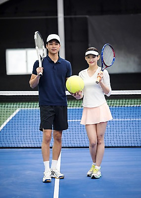 포토 JPG 주간 전신 여자 남자 스포츠 레저 건강 서기 미소 들기 성인 야외 두명 앞모습 30대 운동 한국인 테니스 라켓 네트 테니스장 성인만 국내포토 자연요소 스포츠용품 뷰포인트 스포츠시설 모션 표정 사람 동양인 장년 구기 파일형식