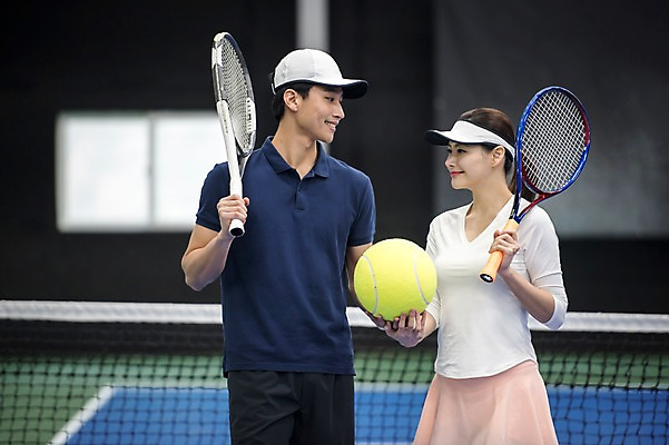 포토 JPG 주간 여자 남자 스포츠 레저 건강 서기 들기 상반신 성인 야외 두명 앞모습 30대 운동 마주보기 한국인 테니스 라켓 네트 테니스장 성인만 국내포토 자연요소 스포츠용품 뷰포인트 스포츠시설 모션 사람 동양인 장년 구기 파일형식