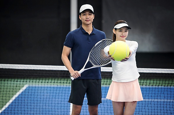 포토 JPG 주간 여자 남자 스포츠 레저 건강 서기 미소 들기 상반신 성인 야외 두명 앞모습 30대 운동 한국인 테니스 라켓 네트 테니스장 테니스공 성인만 국내포토 자연요소 스포츠용품 뷰포인트 공 스포츠시설 모션 표정 사람 동양인 장년 구기 테니스용품 파일형식