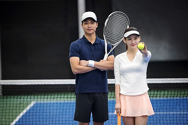 포토 JPG 주간 여자 남자 스포츠 레저 건강 서기 미소 상반신 성인 야외 두명 앞모습 30대 운동 한국인 테니스 라켓 네트 테니스장 테니스공 성인만 국내포토 자연요소 스포츠용품 뷰포인트 공 스포츠시설 모션 표정 사람 동양인 장년 구기 테니스용품 파일형식