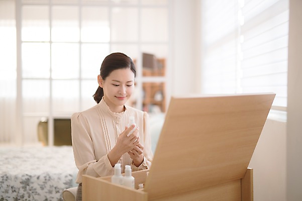 포토 JPG 응시 여자 실내 한명 미소 들기 앉기 상반신 성인 앞모습 아웃포커스 30대 화장 뷰티 화장품 한국인 화장대 미스트 방안 성인여자한명만 국내포토 1 시선 뷰포인트 가구 모션 촬영기법 표정 사람 동양인 내부 장년 여자한명만 성인여자만 파일형식