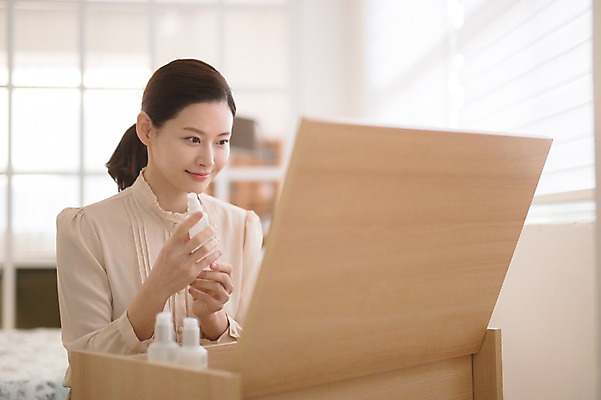 포토 JPG 응시 여자 실내 한명 미소 들기 앉기 상반신 성인 앞모습 아웃포커스 30대 화장 뷰티 화장품 한국인 화장대 미스트 방안 성인여자한명만 국내포토 1 시선 뷰포인트 가구 모션 촬영기법 표정 사람 동양인 내부 장년 여자한명만 성인여자만 파일형식