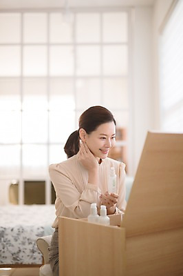 포토 JPG 응시 여자 실내 한명 미소 들기 앉기 상반신 성인 앞모습 아웃포커스 30대 화장 뷰티 화장품 한국인 화장대 미스트 방안 성인여자한명만 국내포토 1 시선 뷰포인트 가구 모션 촬영기법 표정 사람 동양인 내부 장년 여자한명만 성인여자만 파일형식