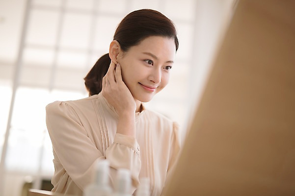 포토 JPG 응시 여자 실내 한명 미소 앉기 상반신 성인 앞모습 아웃포커스 30대 화장 뷰티 화장품 한국인 화장대 방안 성인여자한명만 국내포토 1 시선 뷰포인트 가구 모션 촬영기법 표정 사람 동양인 내부 장년 여자한명만 성인여자만 파일형식