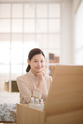 포토 JPG 여자 실내 한명 미소 앉기 상반신 성인 앞모습 아웃포커스 30대 화장 뷰티 화장품 한국인 화장대 성인여자한명만 국내포토 1 뷰포인트 가구 모션 촬영기법 표정 사람 동양인 내부 장년 여자한명만 성인여자만 파일형식