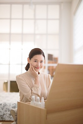 포토 JPG 여자 실내 한명 미소 앉기 손짓 상반신 성인 앞모습 아웃포커스 30대 화장 뷰티 화장품 한국인 화장대 방안 성인여자한명만 국내포토 1 뷰포인트 가구 모션 촬영기법 표정 사람 동양인 내부 장년 여자한명만 성인여자만 파일형식