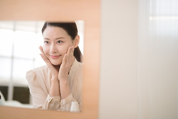 포토 JPG 응시 여자 실내 한명 미소 앉기 상반신 성인 앞모습 아웃포커스 30대 화장 뷰티 턱괴기 화장품 한국인 화장대 방안 성인여자한명만 국내포토 1 시선 뷰포인트 가구 모션 촬영기법 표정 사람 동양인 내부 장년 여자한명만 성인여자만 파일형식