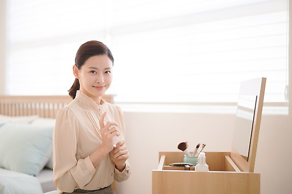 포토 JPG 여자 실내 한명 미소 들기 앉기 상반신 성인 옆모습 아웃포커스 30대 화장 뷰티 화장품 한국인 화장대 미스트 방안 성인여자한명만 국내포토 1 뷰포인트 가구 모션 촬영기법 표정 사람 동양인 내부 장년 여자한명만 성인여자만 파일형식