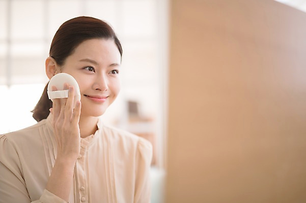 포토 JPG 응시 여자 실내 한명 미소 들기 앉기 상반신 성인 앞모습 아웃포커스 30대 화장 뷰티 화장품 한국인 퍼프 화장대 방안 파우더퍼프 성인여자한명만 국내포토 1 시선 뷰포인트 가구 모션 촬영기법 표정 사람 동양인 내부 장년 여자한명만 성인여자만 파일형식