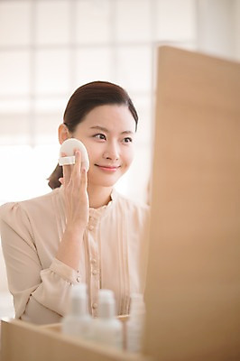 포토 JPG 응시 여자 실내 한명 미소 들기 앉기 상반신 성인 앞모습 아웃포커스 30대 화장 뷰티 화장품 한국인 화장대 방안 파우더퍼프 성인여자한명만 국내포토 1 시선 뷰포인트 가구 모션 촬영기법 표정 사람 동양인 내부 장년 여자한명만 성인여자만 파일형식