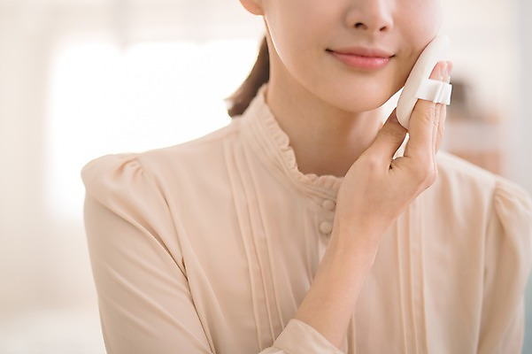 포토 JPG 여자 실내 한명 미소 상반신 성인 앞모습 아웃포커스 신체부위 30대 뷰티 화장품 한국인 화장대 방안 파우더퍼프 성인여자한명만 국내포토 1 뷰포인트 가구 촬영기법 표정 사람 동양인 내부 장년 여자한명만 성인여자만 파일형식