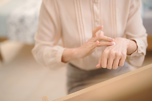 포토 JPG 손 여자 실내 한명 앉기 상반신 성인 앞모습 아웃포커스 신체부위 30대 뷰티 화장품 한국인 바르기 화장대 방안 핸드크림 성인여자한명만 국내포토 1 뷰포인트 가구 모션 촬영기법 사람 동양인 내부 장년 여자한명만 성인여자만 파일형식