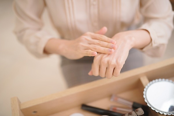 포토 JPG 손 여자 실내 한명 앉기 상반신 성인 앞모습 아웃포커스 신체부위 30대 뷰티 화장품 거울 한국인 바르기 화장대 방안 핸드크림 성인여자한명만 국내포토 1 뷰포인트 가구 모션 촬영기법 사람 동양인 내부 장년 여자한명만 성인여자만 파일형식