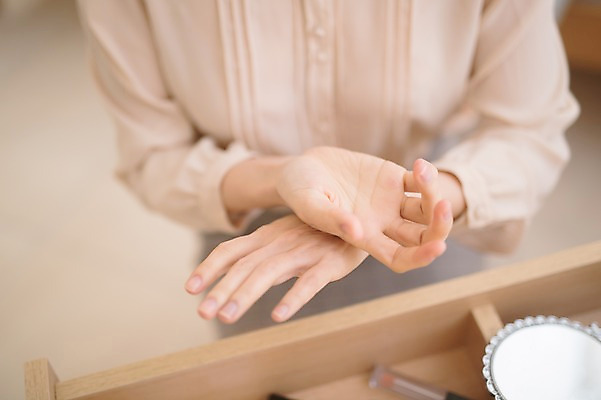 포토 JPG 손 여자 실내 한명 앉기 상반신 성인 앞모습 아웃포커스 신체부위 30대 뷰티 화장품 한국인 바르기 화장대 방안 핸드크림 성인여자한명만 국내포토 1 뷰포인트 가구 모션 촬영기법 사람 동양인 내부 장년 여자한명만 성인여자만 파일형식