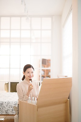 포토 JPG 여자 실내 한명 미소 들기 앉기 상반신 성인 앞모습 아웃포커스 30대 화장 뷰티 화장품 한국인 화장대 메이크업브러쉬 방안 성인여자한명만 국내포토 1 뷰포인트 가구 모션 촬영기법 표정 사람 동양인 내부 장년 붓 여자한명만 성인여자만 파일형식
