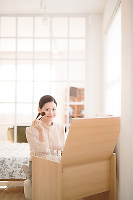 포토 JPG 여자 실내 한명 미소 들기 앉기 상반신 성인 앞모습 아웃포커스 30대 화장 뷰티 화장품 한국인 화장대 메이크업브러쉬 방안 성인여자한명만 국내포토 1 뷰포인트 가구 모션 촬영기법 표정 사람 동양인 내부 장년 붓 여자한명만 성인여자만 파일형식