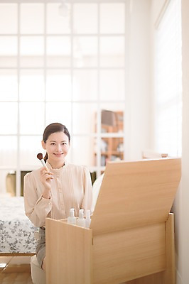 포토 JPG 여자 실내 한명 미소 들기 앉기 상반신 성인 앞모습 아웃포커스 30대 화장 뷰티 화장품 한국인 화장대 메이크업브러쉬 방안 성인여자한명만 국내포토 1 뷰포인트 가구 모션 촬영기법 표정 사람 동양인 내부 장년 붓 여자한명만 성인여자만 파일형식