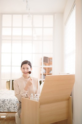 포토 JPG 여자 실내 한명 미소 들기 앉기 상반신 성인 앞모습 아웃포커스 30대 화장 뷰티 화장품 한국인 화장대 메이크업브러쉬 방안 성인여자한명만 국내포토 1 뷰포인트 가구 모션 촬영기법 표정 사람 동양인 내부 장년 붓 여자한명만 성인여자만 파일형식