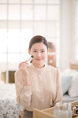 포토 JPG 여자 실내 한명 미소 들기 앉기 상반신 성인 앞모습 아웃포커스 30대 화장 뷰티 화장품 한국인 화장대 메이크업브러쉬 방안 성인여자한명만 국내포토 1 뷰포인트 가구 모션 촬영기법 표정 사람 동양인 내부 장년 붓 여자한명만 성인여자만 파일형식