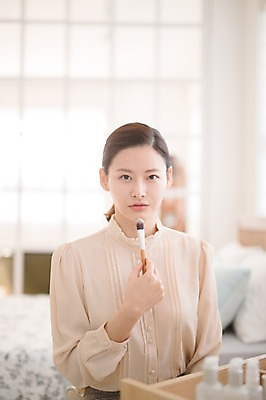 포토 JPG 응시 여자 실내 한명 들기 앉기 상반신 성인 앞모습 아웃포커스 30대 화장 뷰티 화장품 한국인 화장대 메이크업브러쉬 방안 성인여자한명만 국내포토 1 시선 뷰포인트 가구 모션 촬영기법 사람 동양인 내부 장년 붓 여자한명만 성인여자만 파일형식