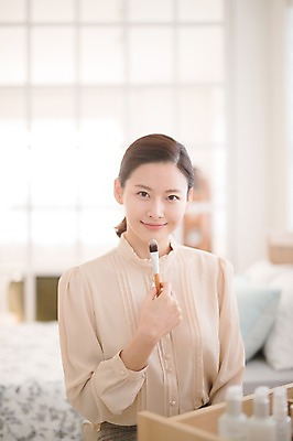 포토 JPG 여자 실내 한명 미소 들기 앉기 상반신 성인 앞모습 아웃포커스 30대 화장 뷰티 화장품 한국인 화장대 메이크업브러쉬 방안 성인여자한명만 국내포토 1 뷰포인트 가구 모션 촬영기법 표정 사람 동양인 내부 장년 붓 여자한명만 성인여자만 파일형식