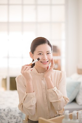 포토 JPG 여자 실내 한명 미소 들기 앉기 상반신 성인 앞모습 아웃포커스 30대 화장 뷰티 화장품 한국인 화장대 메이크업브러쉬 방안 성인여자한명만 국내포토 1 뷰포인트 가구 모션 촬영기법 표정 사람 동양인 내부 장년 붓 여자한명만 성인여자만 파일형식