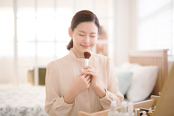 포토 JPG 여자 실내 한명 미소 들기 앉기 상반신 성인 앞모습 아웃포커스 30대 화장 뷰티 눈감음 화장품 한국인 화장대 메이크업브러쉬 방안 성인여자한명만 국내포토 1 뷰포인트 가구 모션 촬영기법 표정 사람 동양인 내부 장년 붓 여자한명만 성인여자만 파일형식