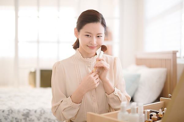 포토 JPG 응시 여자 실내 한명 미소 들기 앉기 상반신 성인 앞모습 아웃포커스 30대 화장 뷰티 화장품 한국인 화장대 메이크업브러쉬 방안 성인여자한명만 국내포토 1 시선 뷰포인트 가구 모션 촬영기법 표정 사람 동양인 내부 장년 붓 여자한명만 성인여자만 파일형식