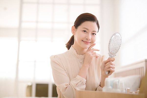 포토 JPG 여자 얼굴 실내 한명 미소 들기 앉기 상반신 성인 앞모습 아웃포커스 30대 화장 뷰티 화장품 거울 한국인 잡기 화장대 방안 성인여자한명만 국내포토 1 뷰포인트 가구 모션 촬영기법 표정 사람 동양인 내부 신체부위 장년 여자한명만 성인여자만 파일형식