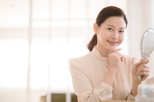 포토 JPG 여자 얼굴 실내 한명 미소 들기 앉기 상반신 성인 옆모습 아웃포커스 30대 화장 뷰티 화장품 거울 한국인 잡기 화장대 방안 성인여자한명만 국내포토 1 뷰포인트 가구 모션 촬영기법 표정 사람 동양인 내부 신체부위 장년 여자한명만 성인여자만 파일형식