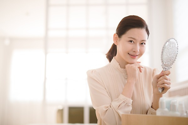 포토 JPG 여자 얼굴 실내 한명 미소 들기 앉기 상반신 성인 옆모습 아웃포커스 30대 화장 뷰티 화장품 거울 한국인 잡기 화장대 방안 성인여자한명만 국내포토 1 뷰포인트 가구 모션 촬영기법 표정 사람 동양인 내부 신체부위 장년 여자한명만 성인여자만 파일형식