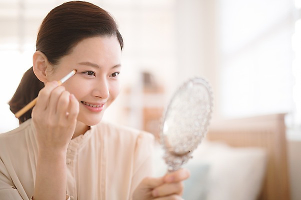 포토 JPG 응시 여자 실내 한명 미소 들기 앉기 상반신 성인 앞모습 아웃포커스 30대 화장 뷰티 화장품 거울 한국인 화장대 메이크업브러쉬 방안 성인여자한명만 국내포토 1 시선 뷰포인트 가구 모션 촬영기법 표정 사람 동양인 내부 장년 붓 여자한명만 성인여자만 파일형식