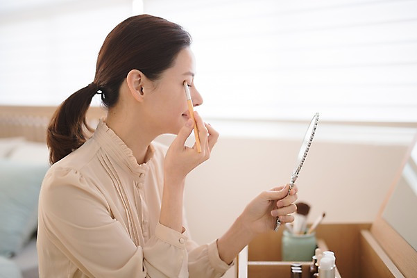 포토 JPG 여자 실내 한명 미소 들기 앉기 상반신 성인 옆모습 아웃포커스 30대 화장 뷰티 화장품 거울 한국인 화장대 메이크업브러쉬 방안 성인여자한명만 국내포토 1 뷰포인트 가구 모션 촬영기법 표정 사람 동양인 내부 장년 붓 여자한명만 성인여자만 파일형식