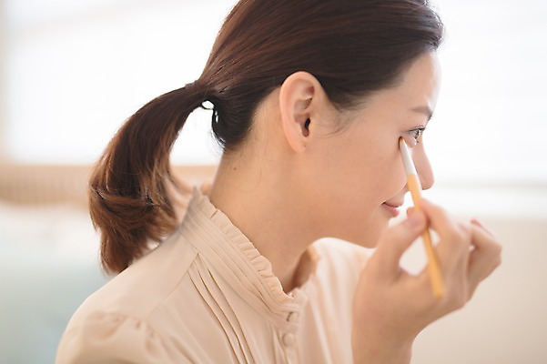 포토 JPG 응시 여자 실내 한명 미소 앉기 상반신 성인 옆모습 아웃포커스 30대 화장 뷰티 화장품 한국인 화장대 메이크업브러쉬 방안 성인여자한명만 국내포토 1 시선 뷰포인트 가구 모션 촬영기법 표정 사람 동양인 내부 장년 붓 여자한명만 성인여자만 파일형식