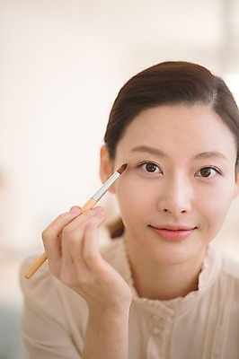 포토 JPG 여자 실내 한명 미소 상반신 성인 앞모습 아웃포커스 30대 화장 뷰티 화장품 한국인 메이크업브러쉬 방안 성인여자한명만 국내포토 1 뷰포인트 촬영기법 표정 사람 동양인 내부 장년 붓 여자한명만 성인여자만 파일형식