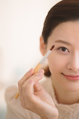 포토 JPG 여자 실내 한명 미소 들기 상반신 성인 앞모습 아웃포커스 30대 화장 뷰티 화장품 한국인 메이크업브러쉬 방안 성인여자한명만 국내포토 1 뷰포인트 모션 촬영기법 표정 사람 동양인 내부 장년 붓 여자한명만 성인여자만 파일형식