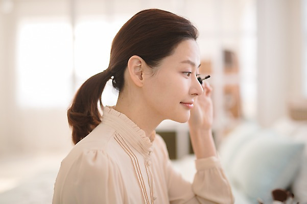 포토 JPG 여자 실내 한명 미소 들기 앉기 상반신 성인 옆모습 아웃포커스 30대 화장 뷰티 화장품 한국인 마스카라 화장대 방안 성인여자한명만 국내포토 1 뷰포인트 가구 모션 촬영기법 표정 사람 동양인 내부 장년 여자한명만 성인여자만 파일형식