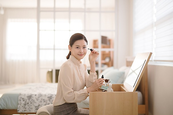 포토 JPG 여자 실내 한명 미소 들기 앉기 상반신 성인 옆모습 아웃포커스 30대 화장 뷰티 화장품 한국인 마스카라 화장대 방안 성인여자한명만 국내포토 1 뷰포인트 가구 모션 촬영기법 표정 사람 동양인 내부 장년 여자한명만 성인여자만 파일형식