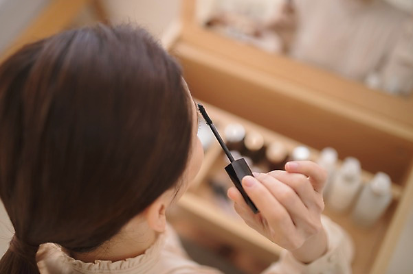 포토 JPG 여자 실내 한명 앉기 상반신 성인 아웃포커스 30대 하이앵글 화장 뷰티 화장품 한국인 마스카라 화장대 방안 성인여자한명만 국내포토 1 뷰포인트 가구 모션 촬영기법 사람 동양인 내부 장년 여자한명만 성인여자만 파일형식