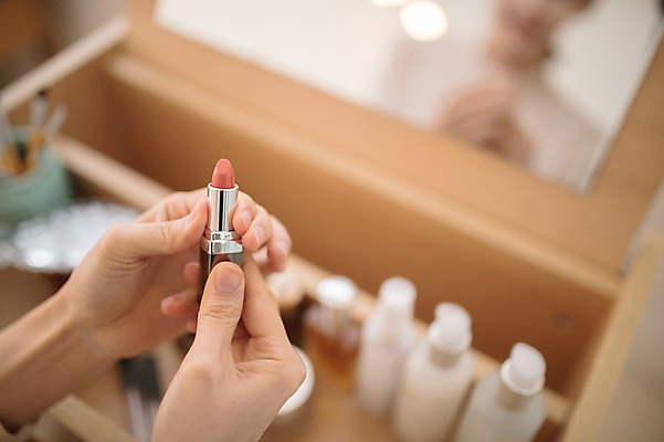 포토 JPG 손 여자 실내 한명 들기 앉기 성인 아웃포커스 신체부위 30대 뷰티 화장품 한국인 립스틱 화장대 방안 성인여자한명만 국내포토 1 가구 모션 촬영기법 사람 동양인 내부 장년 여자한명만 성인여자만 파일형식