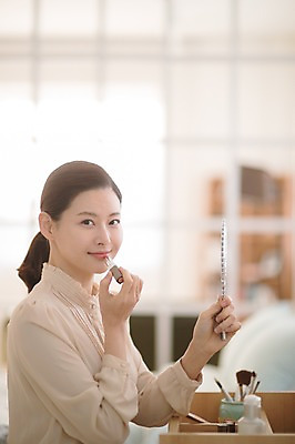 포토 JPG 여자 실내 한명 미소 들기 앉기 상반신 성인 옆모습 아웃포커스 30대 화장 뷰티 화장품 거울 한국인 립스틱 화장대 방안 성인여자한명만 국내포토 1 뷰포인트 가구 모션 촬영기법 표정 사람 동양인 내부 장년 여자한명만 성인여자만 파일형식