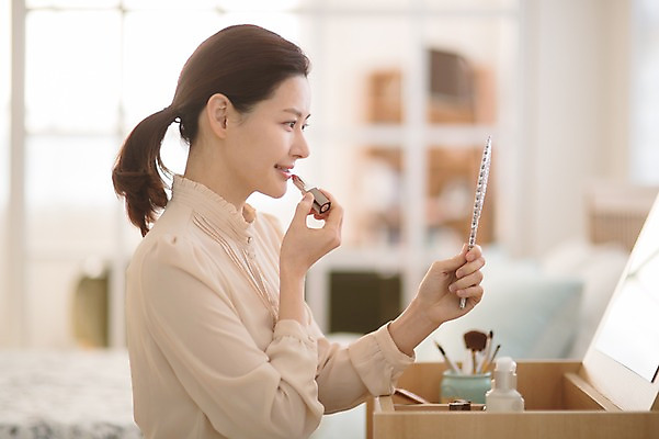 포토 JPG 여자 실내 한명 미소 들기 앉기 상반신 성인 옆모습 아웃포커스 30대 화장 뷰티 화장품 거울 한국인 립스틱 바르기 화장대 방안 성인여자한명만 국내포토 1 뷰포인트 가구 모션 촬영기법 표정 사람 동양인 내부 장년 여자한명만 성인여자만 파일형식