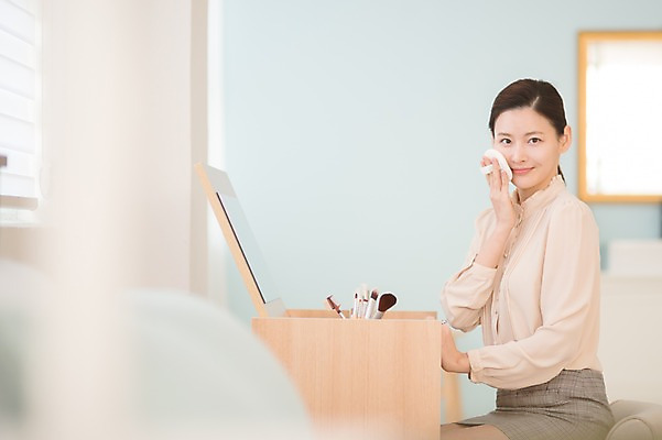 포토 JPG 여자 실내 한명 미소 들기 앉기 상반신 성인 옆모습 아웃포커스 30대 화장 뷰티 화장품 한국인 퍼프 화장대 방안 성인여자한명만 국내포토 1 뷰포인트 가구 모션 촬영기법 표정 사람 동양인 내부 장년 여자한명만 성인여자만 파일형식
