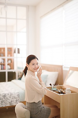 포토 JPG 여자 실내 한명 미소 들기 앉기 상반신 성인 옆모습 아웃포커스 30대 화장 뷰티 화장품 한국인 퍼프 화장대 방안 성인여자한명만 국내포토 1 뷰포인트 가구 모션 촬영기법 표정 사람 동양인 내부 장년 여자한명만 성인여자만 파일형식